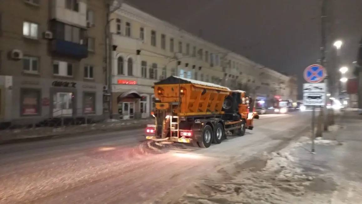 В городе продолжаются плановые работы по уборке снега и наледи В городе продолжаются плановые работы по уборке снега и наледи