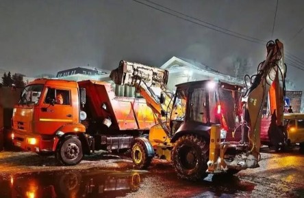 В течение ночи коммунальные службы города проводили работы по уборке снега