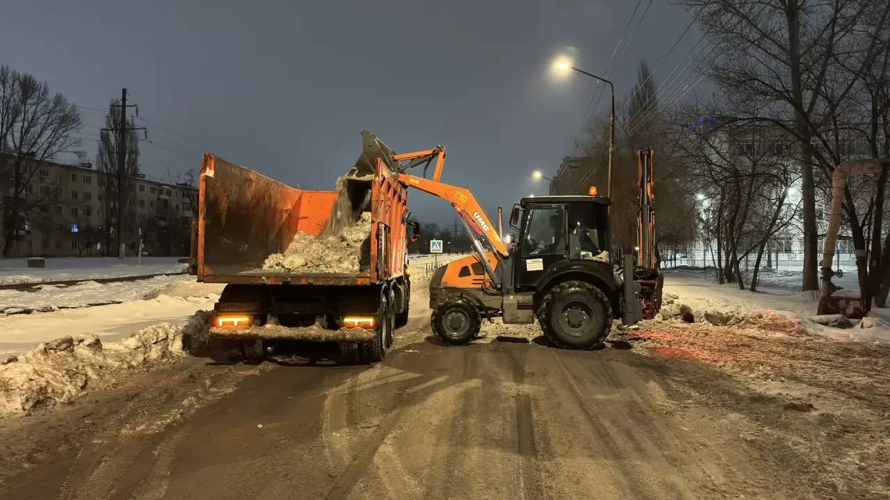 Круглосуточные работы по уборке снега в городе продолжаются Круглосуточные работы по уборке снега в городе продолжаются