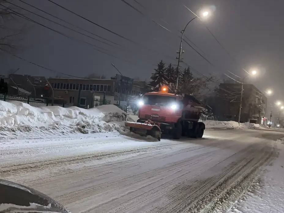 В городе продолжаются плановые работы по уборке снега и наледи