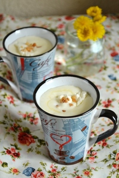 Согревающий напиток из белого шоколада и орехов