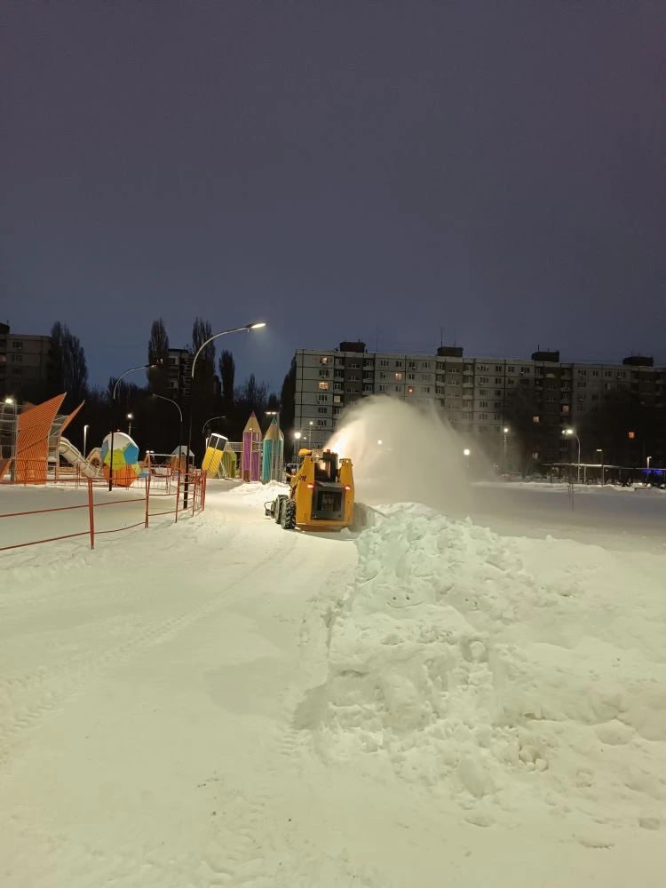 Городские службы продолжают уборку снега Городские службы продолжают уборку снега