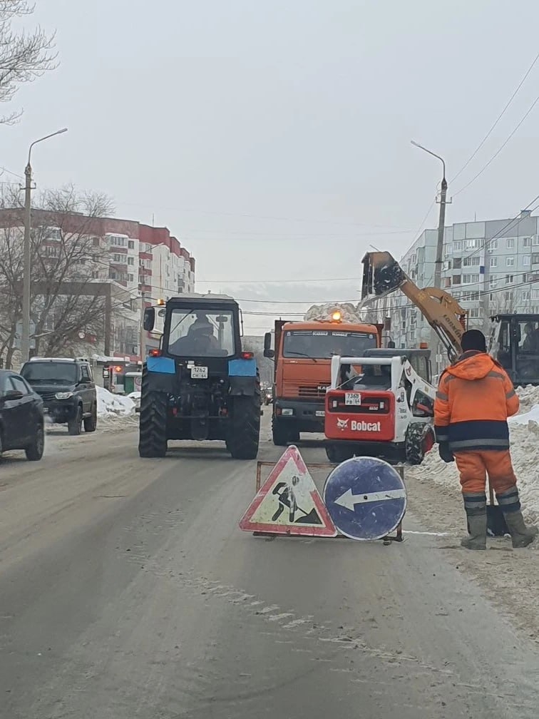 Городские службы продолжают уборку снега Городские службы продолжают уборку снега