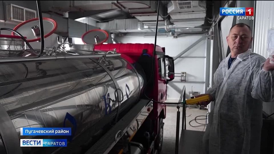 Роман Бусаргин посетил в Пугачевском районе предприятие по производству молочной продукции