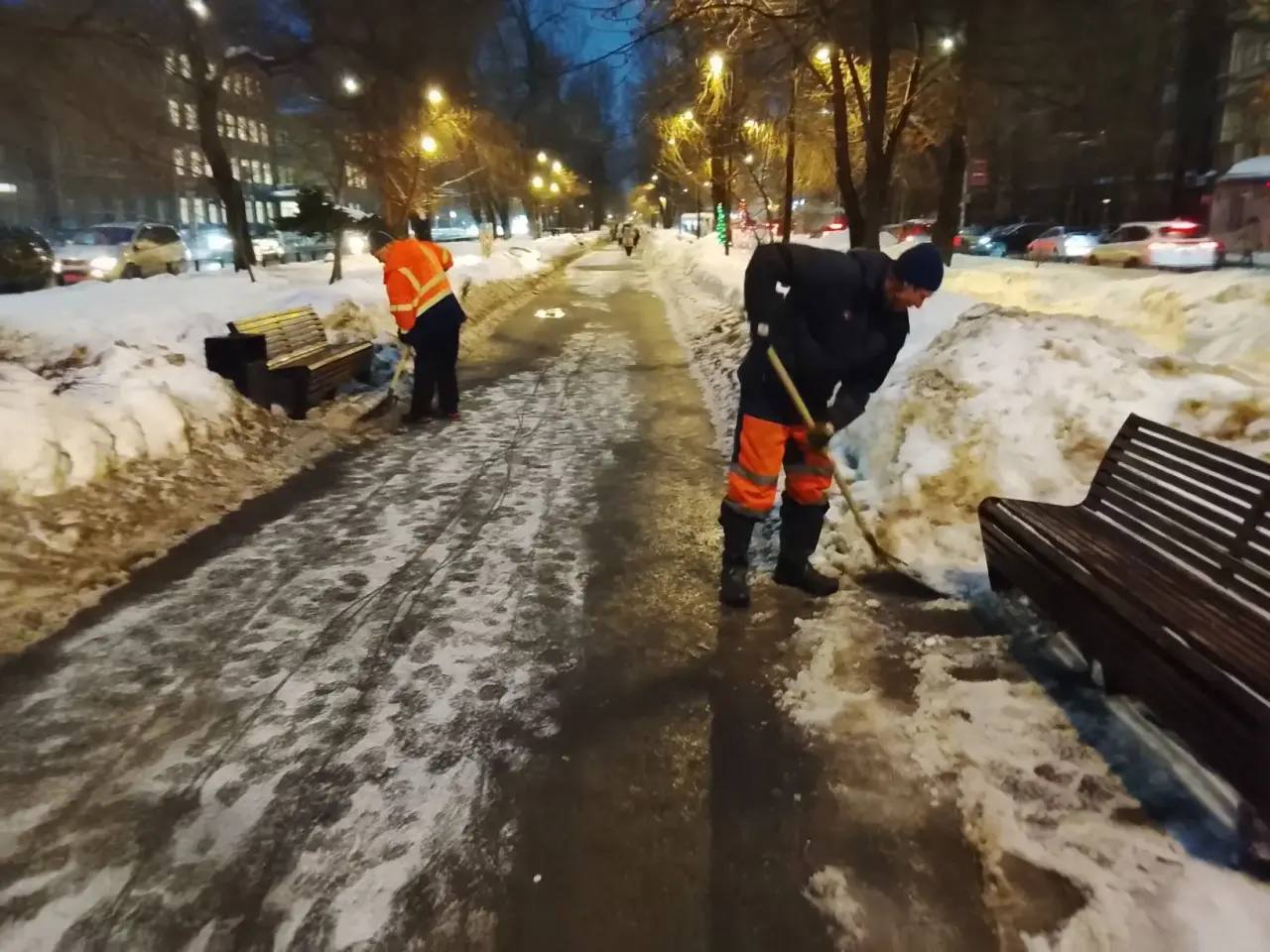 В городе продолжаются плановые работы по уборке снега и наледи В городе продолжаются плановые работы по уборке снега и наледи