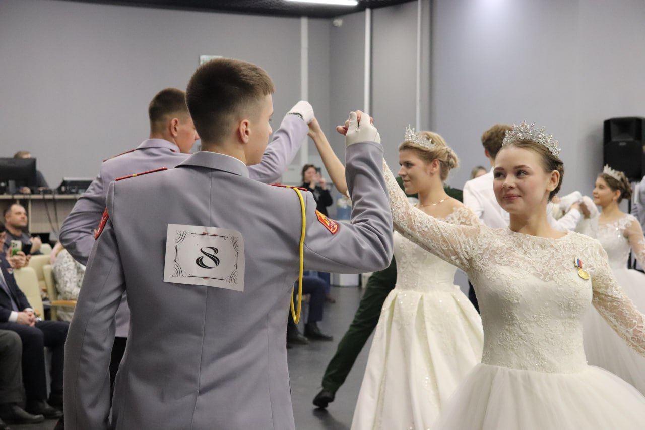 В Саратовской области впервые прошел областной кадетский бал В Саратовской области впервые прошел областной кадетский бал