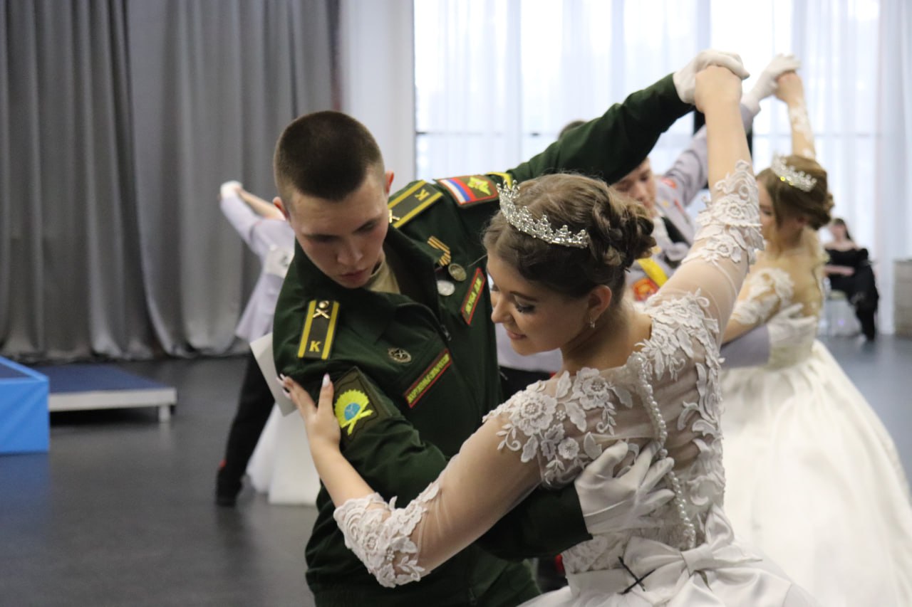 В Саратовской области впервые прошел областной кадетский бал В Саратовской области впервые прошел областной кадетский бал