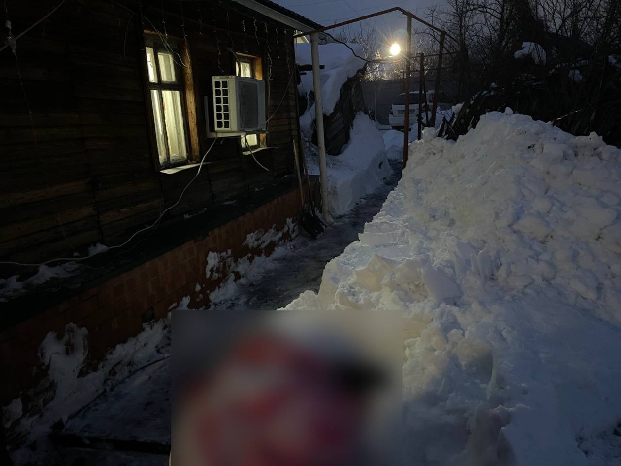 В Саратове мужчина погиб из-за схода снега