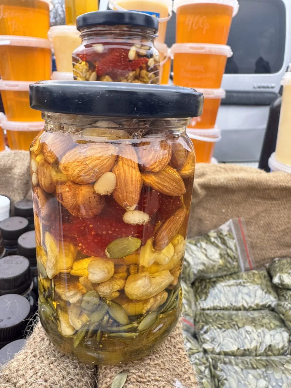 Более 170 участников представили свою продукцию на ярмарке выходного дня на Театральной площади