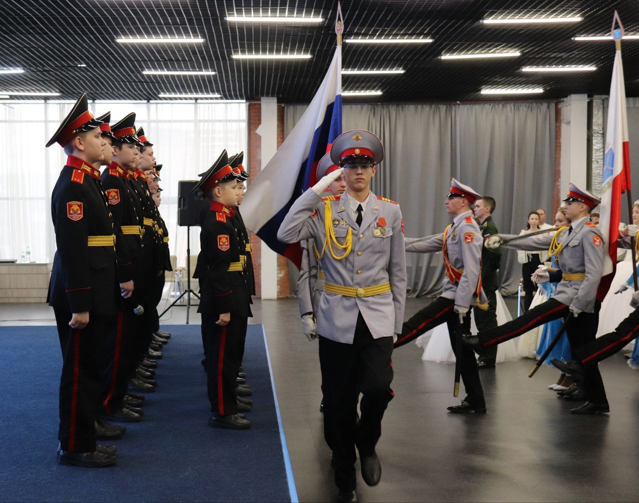 Саратовские полицейские в качестве почетных гостей приняли участие в первом областном кадетском балу «Судьба и Родина едины!» Саратовские полицейские в качестве почетных гостей приняли участие в первом областном кадетском балу «Судьба и Родина едины!»