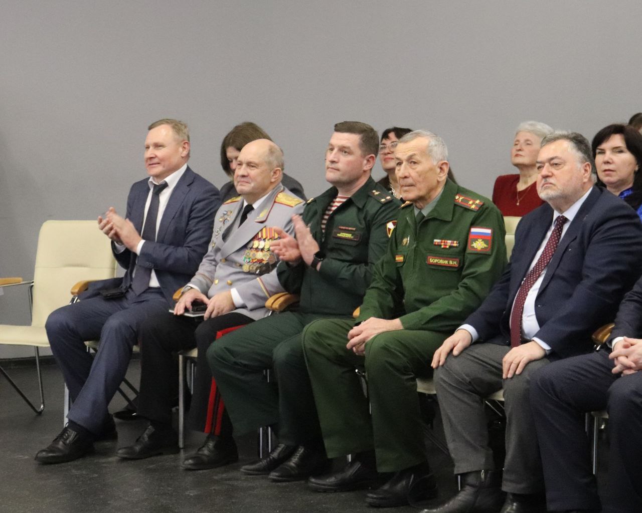 Саратовские полицейские в качестве почетных гостей приняли участие в первом областном кадетском балу «Судьба и Родина едины!» Саратовские полицейские в качестве почетных гостей приняли участие в первом областном кадетском балу «Судьба и Родина едины!»