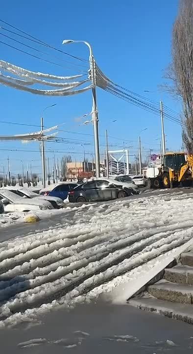 Ледовая "сказка" после коммунального фонтана при въезде в Саратов