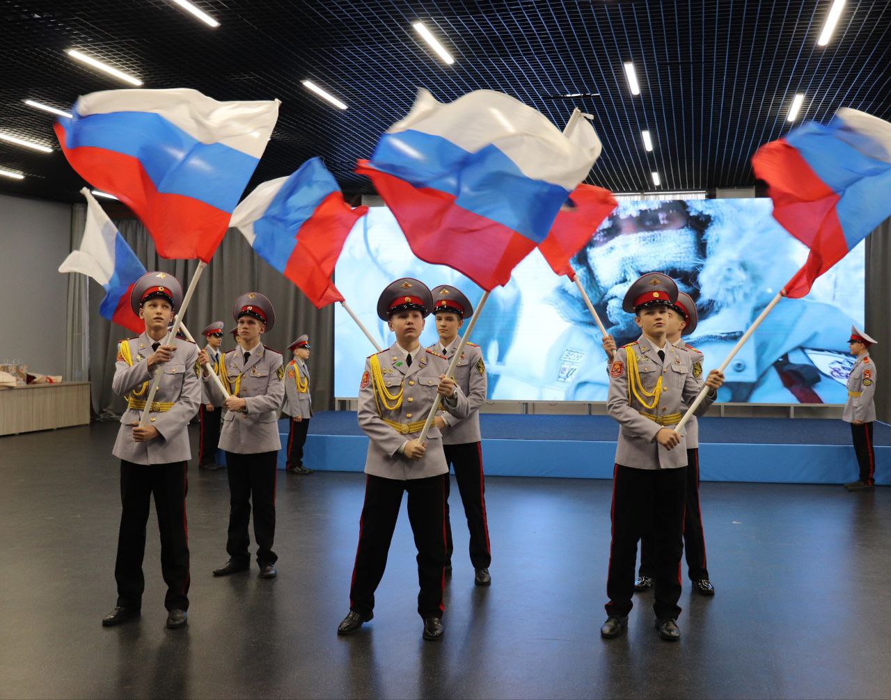 Саратовские полицейские в качестве почетных гостей приняли участие в первом областном кадетском балу «Судьба и Родина едины!» Саратовские полицейские в качестве почетных гостей приняли участие в первом областном кадетском балу «Судьба и Родина едины!»