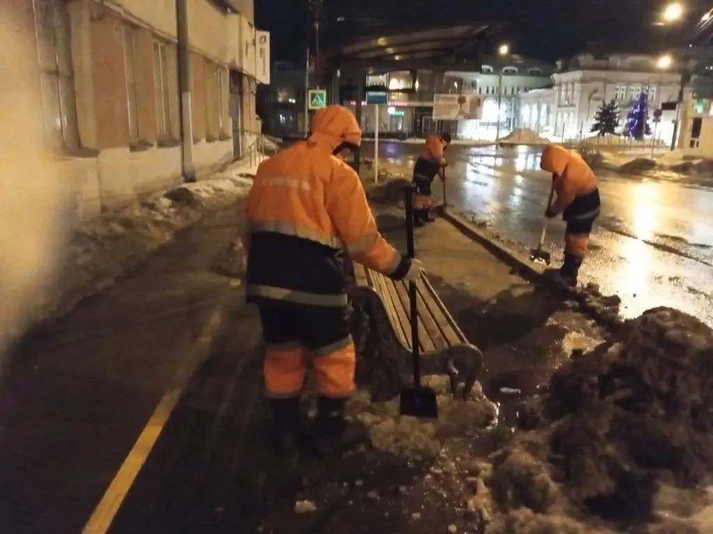 Плюс перешел в минус| Работы по предотвращению образования гололеда Плюс перешел в минус| Работы по предотвращению образования гололеда