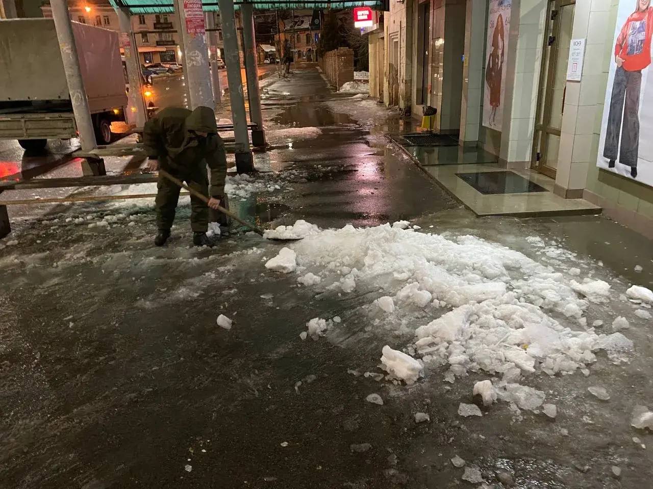 Плюс перешел в минус| Работы по предотвращению образования гололеда Плюс перешел в минус| Работы по предотвращению образования гололеда