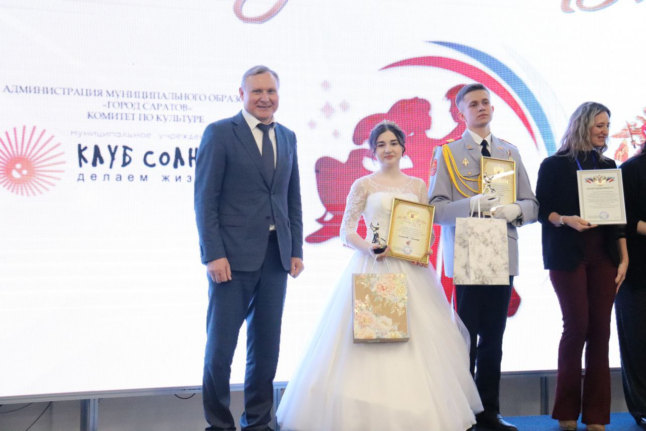 Саратовские полицейские в качестве почетных гостей приняли участие в первом областном кадетском балу «Судьба и Родина едины!» Саратовские полицейские в качестве почетных гостей приняли участие в первом областном кадетском балу «Судьба и Родина едины!»