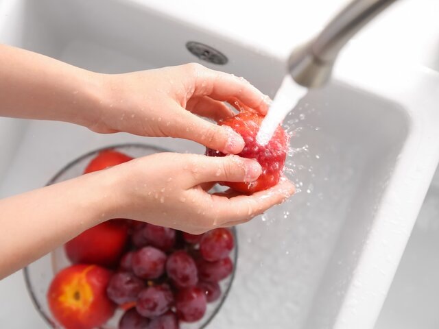 Как правильно мыть фрукты и ягоды: рекомендации специалиста