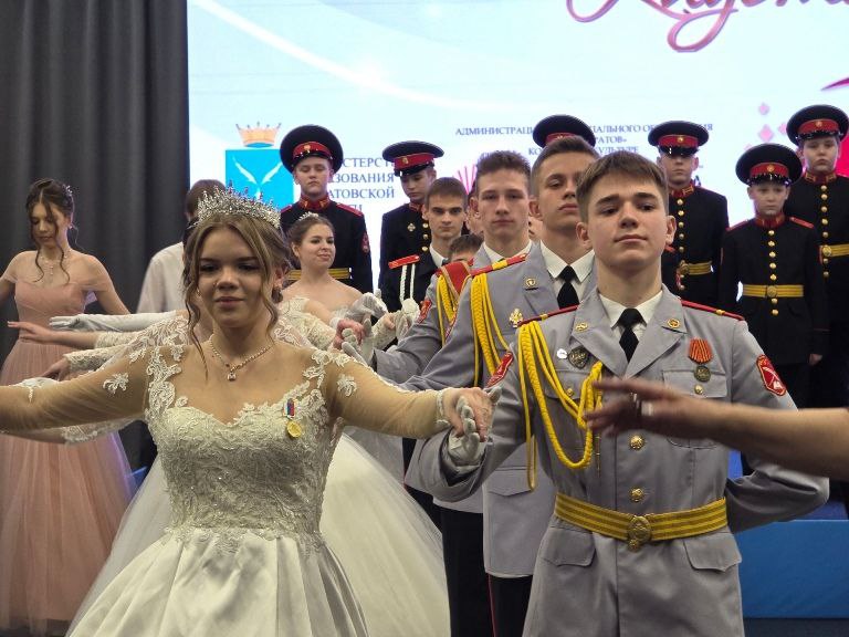 Саратовские полицейские в качестве почетных гостей приняли участие в первом областном кадетском балу «Судьба и Родина едины!» Саратовские полицейские в качестве почетных гостей приняли участие в первом областном кадетском балу «Судьба и Родина едины!»
