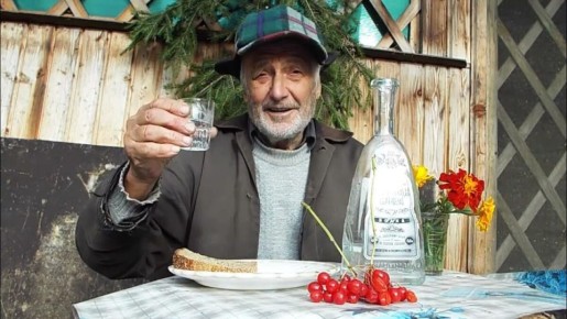 Алкоголь и пожилой возраст: самогон, коньяк и их влияние на здоровье