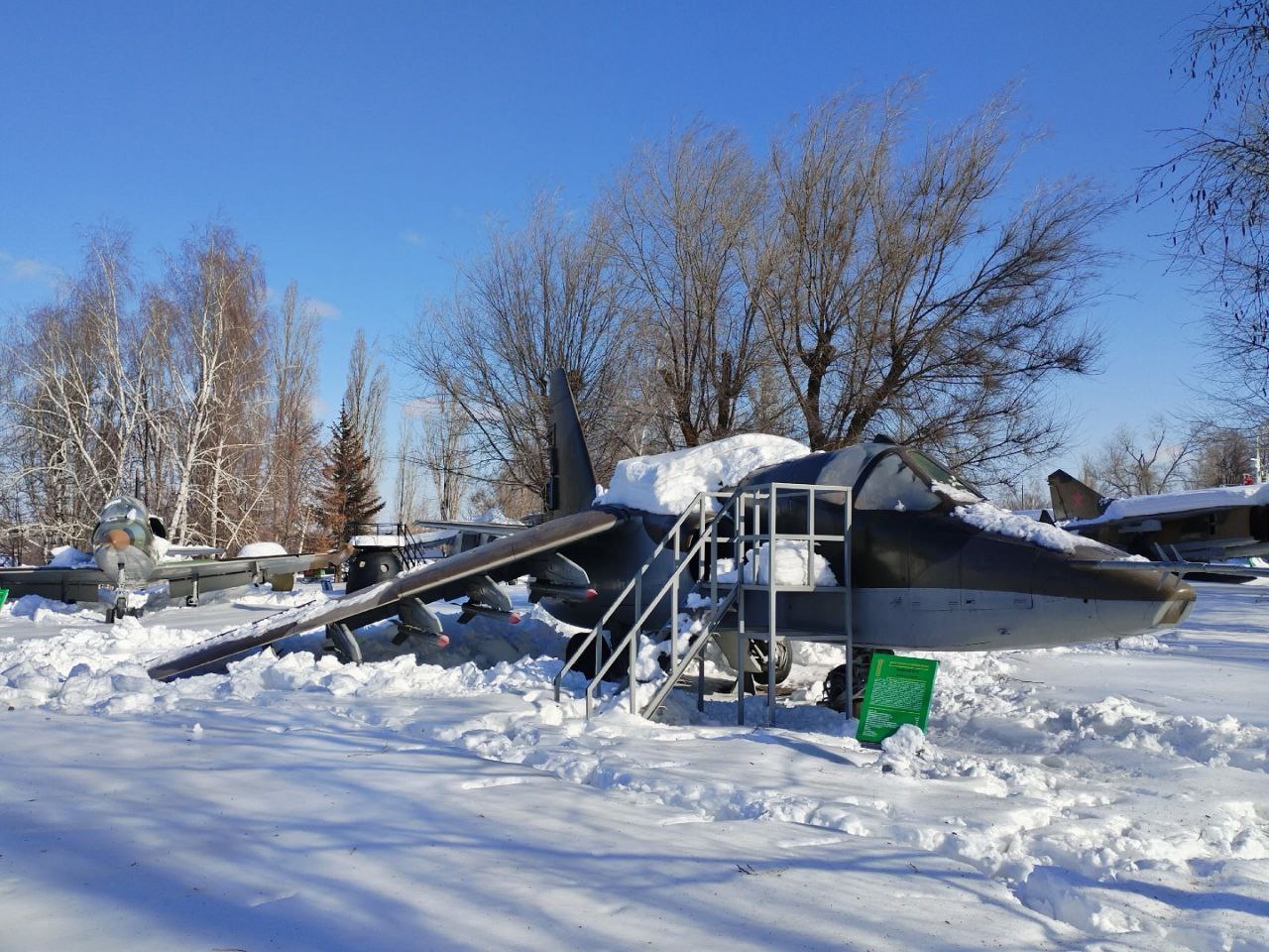 В саратовском Парке Победы вандалы сломали самолет