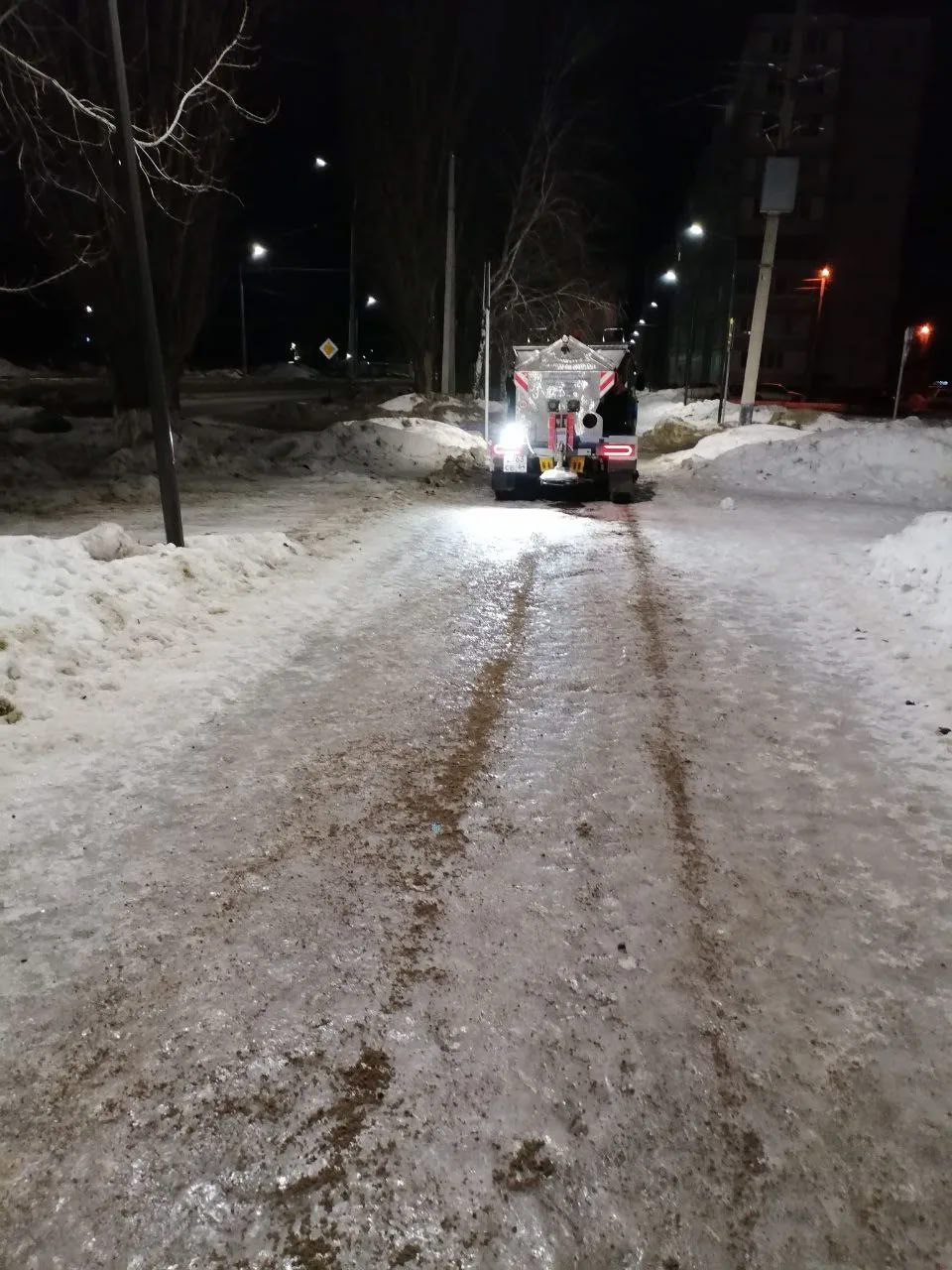 Сотрудники «Комбината благоустройства» очищают дороги и тротуары города Балаково от снега Сотрудники «Комбината благоустройства» очищают дороги и тротуары города Балаково от снега