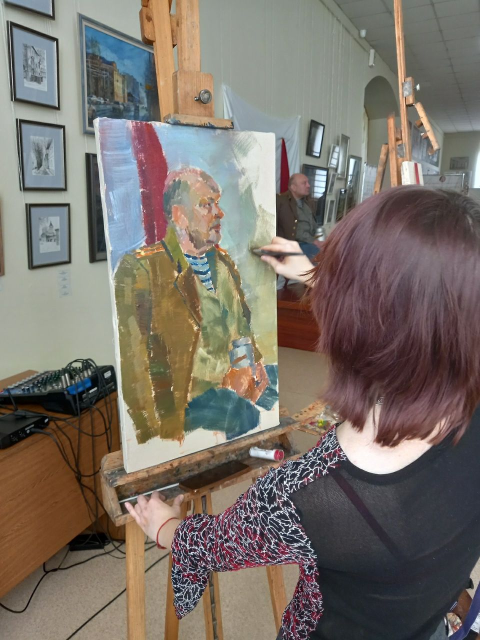 Будущие художники учатся рисовать портреты героев Будущие художники учатся рисовать портреты героев