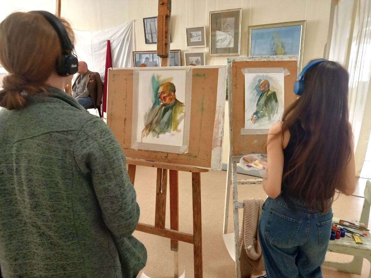 Будущие художники учатся рисовать портреты героев Будущие художники учатся рисовать портреты героев