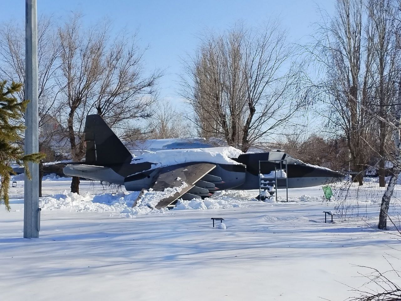В саратовском Парке Победы вандалы сломали самолет В саратовском Парке Победы вандалы сломали самолет