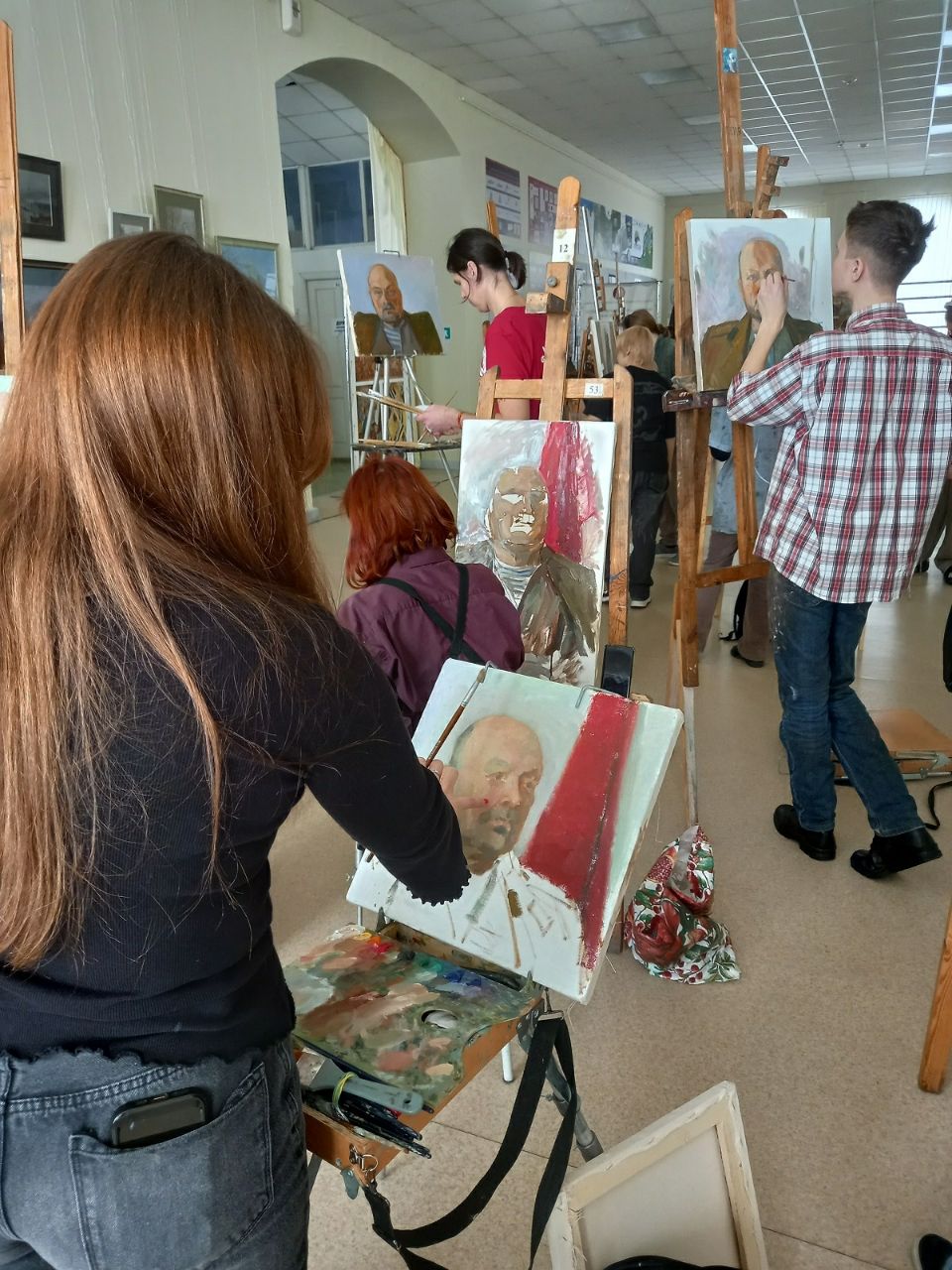 Будущие художники учатся рисовать портреты героев Будущие художники учатся рисовать портреты героев