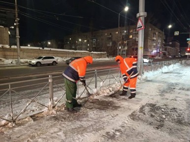 В течение ночи коммунальные службы города проводили работы по уборке снега