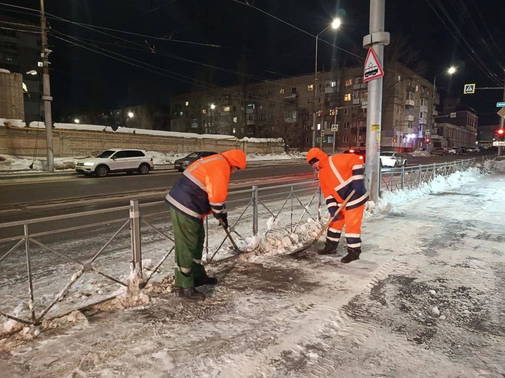 В течение ночи коммунальные службы города проводили работы по уборке снега