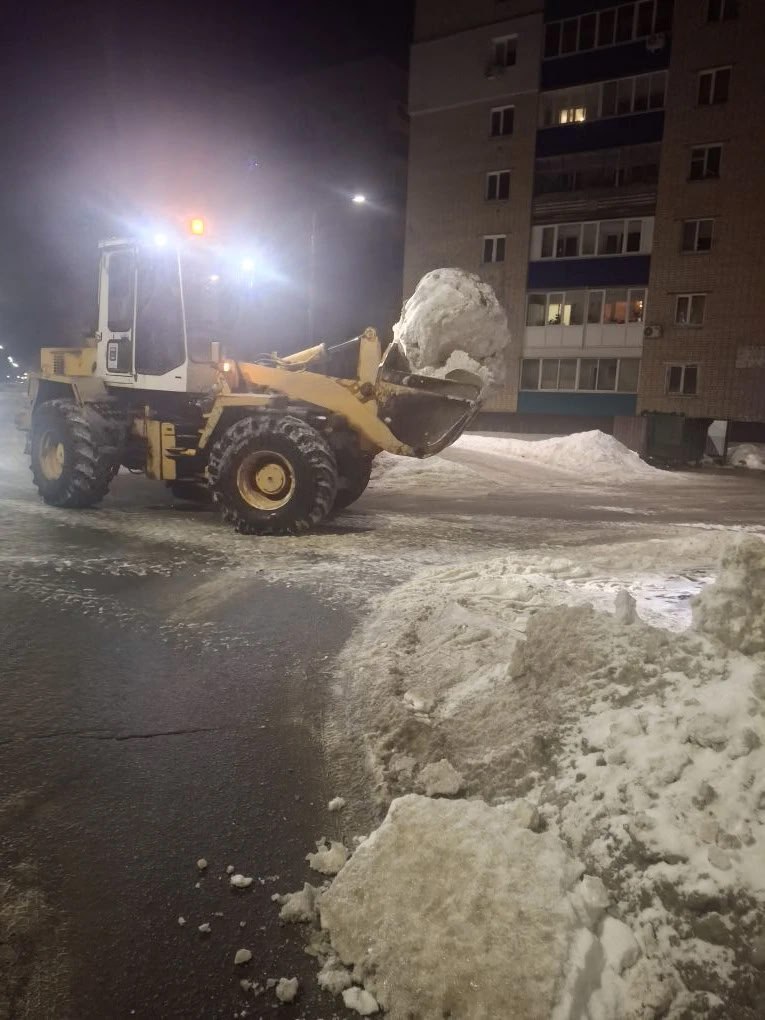Сотрудники «Комбината благоустройства» очищают дороги и тротуары города Балаково от снега Сотрудники «Комбината благоустройства» очищают дороги и тротуары города Балаково от снега