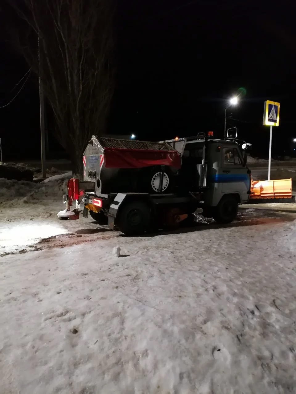 Сотрудники «Комбината благоустройства» очищают дороги и тротуары города Балаково от снега Сотрудники «Комбината благоустройства» очищают дороги и тротуары города Балаково от снега