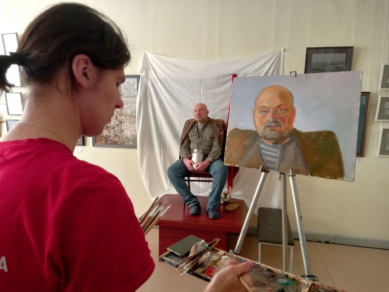 Будущие художники учатся рисовать портреты героев Будущие художники учатся рисовать портреты героев