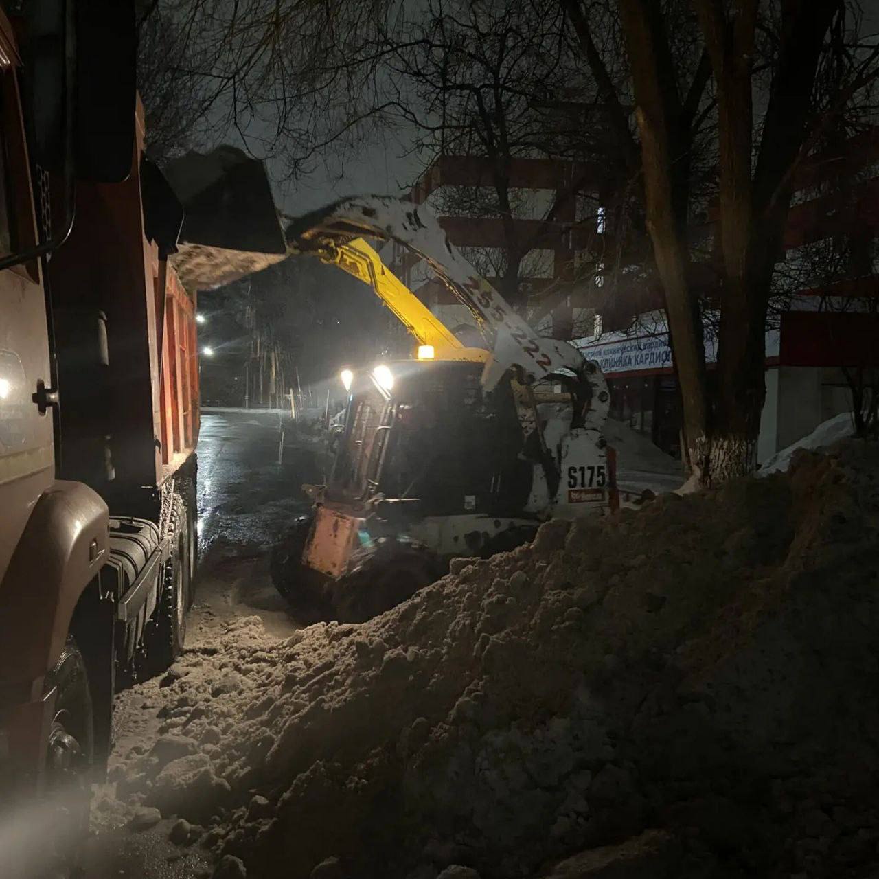 В течение ночи коммунальные службы города проводили работы по уборке снега В течение ночи коммунальные службы города проводили работы по уборке снега