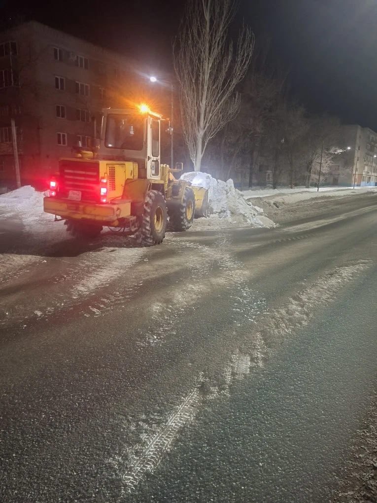 Сотрудники «Комбината благоустройства» очищают дороги и тротуары города Балаково от снега Сотрудники «Комбината благоустройства» очищают дороги и тротуары города Балаково от снега
