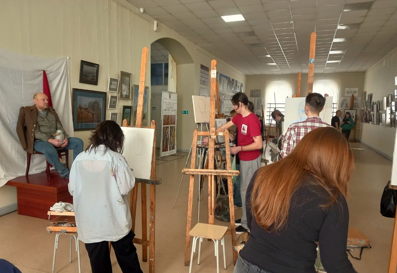 Будущие художники учатся рисовать портреты героев Будущие художники учатся рисовать портреты героев