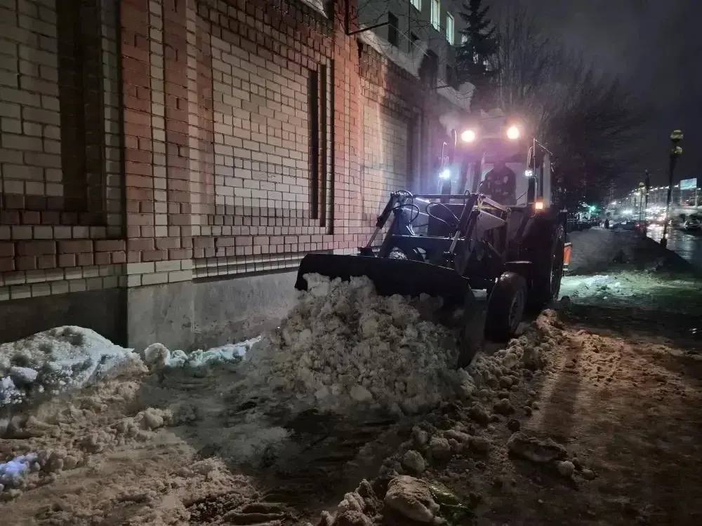 В течение ночи коммунальные службы города проводили работы по уборке снега В течение ночи коммунальные службы города проводили работы по уборке снега