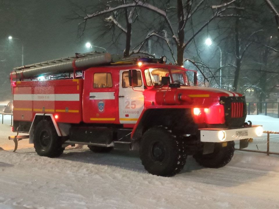 Пожарные спасли людей из горящей двухэтажки в центре Саратова
