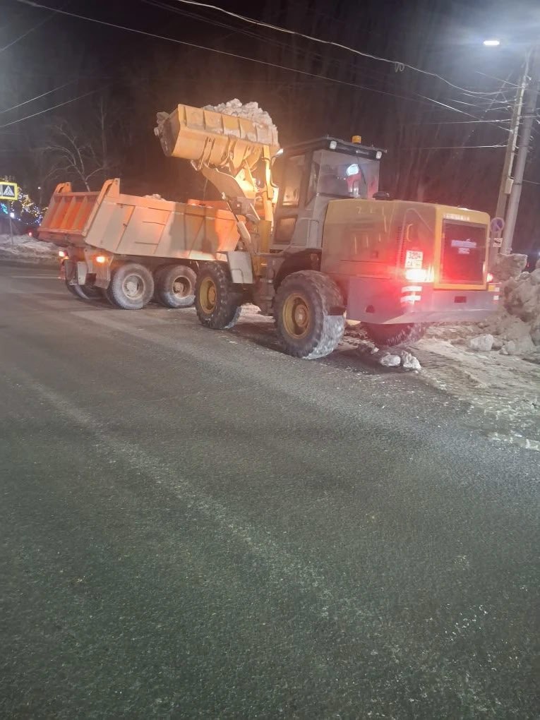 Сотрудники «Комбината благоустройства» очищают дороги и тротуары города Балаково от снега