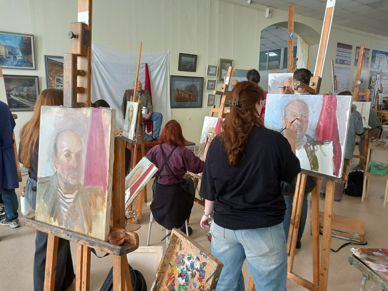 Будущие художники учатся рисовать портреты героев Будущие художники учатся рисовать портреты героев