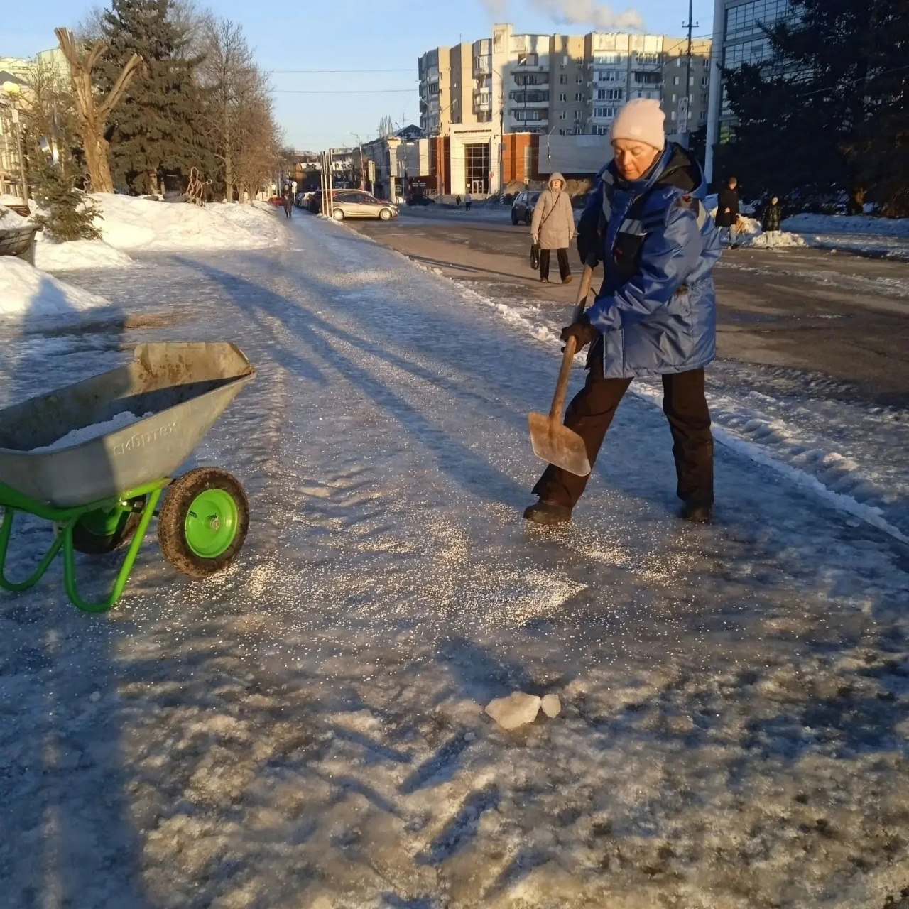 Бригадами учреждения продолжаются работы по обработке пешеходных дорожек и по санитарной опиловке зелёных насаждений|Итоги дня МКУ «Озеленение» Бригадами учреждения продолжаются работы по обработке пешеходных дорожек и по санитарной опиловке зелёных насаждений|Итоги дня МКУ «Озеленение»