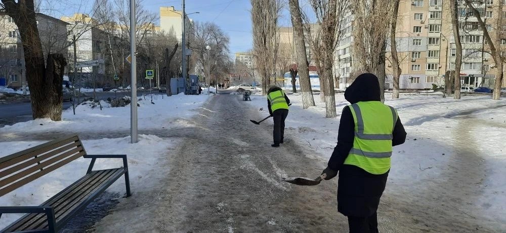Бригадами учреждения продолжаются работы по обработке пешеходных дорожек и по санитарной опиловке зелёных насаждений|Итоги дня МКУ «Озеленение» Бригадами учреждения продолжаются работы по обработке пешеходных дорожек и по санитарной опиловке зелёных насаждений|Итоги дня МКУ «Озеленение»