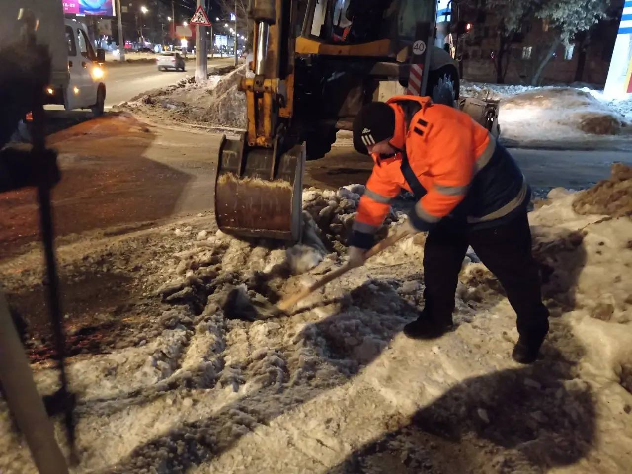 Минувшей ночью наши сотрудники продолжали обработку тротуарной и дорожной сети противогололедными материалами, обработаны участки по улицам: Мичурина, Удалой Переулок, Строительная, Заводская и др Минувшей ночью наши сотрудники продолжали обработку тротуарной и дорожной сети противогололедными материалами, обработаны участки по улицам: Мичурина, Удалой Переулок, Строительная, Заводская и др