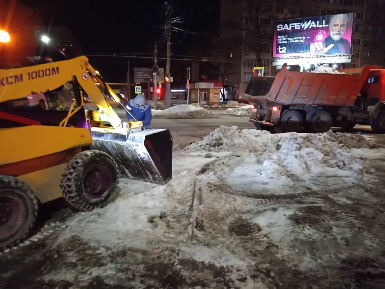 Минувшей ночью наши сотрудники продолжали обработку тротуарной и дорожной сети противогололедными материалами, обработаны участки по улицам: Мичурина, Удалой Переулок, Строительная, Заводская и др