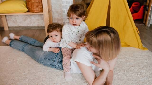 Кому полагается пособие по уходу за ребенком в России?