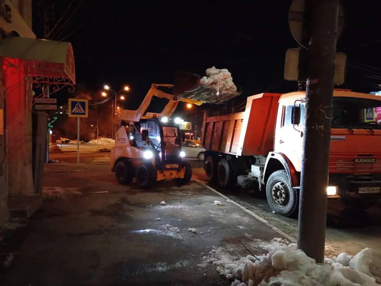 Минувшей ночью наши сотрудники продолжали обработку тротуарной и дорожной сети противогололедными материалами, обработаны участки по улицам: Мичурина, Удалой Переулок, Строительная, Заводская и др Минувшей ночью наши сотрудники продолжали обработку тротуарной и дорожной сети противогололедными материалами, обработаны участки по улицам: Мичурина, Удалой Переулок, Строительная, Заводская и др