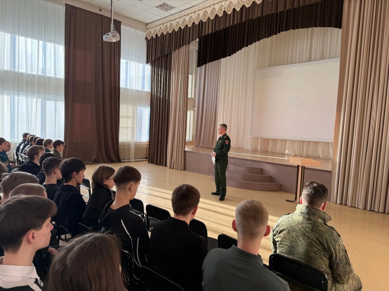 В балаковской школе №19 обсудили перспективы военной карьеры с представителями Вольского института В балаковской школе №19 обсудили перспективы военной карьеры с представителями Вольского института