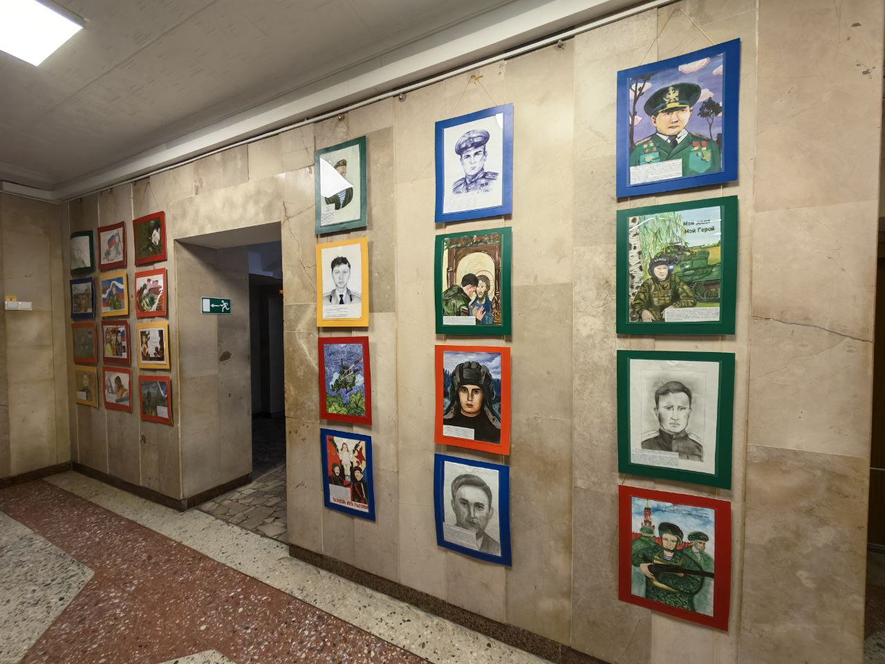 В прокуратуре Саратовской области состоялась выставка рисунков «Слава защитникам России» В прокуратуре Саратовской области состоялась выставка рисунков «Слава защитникам России»