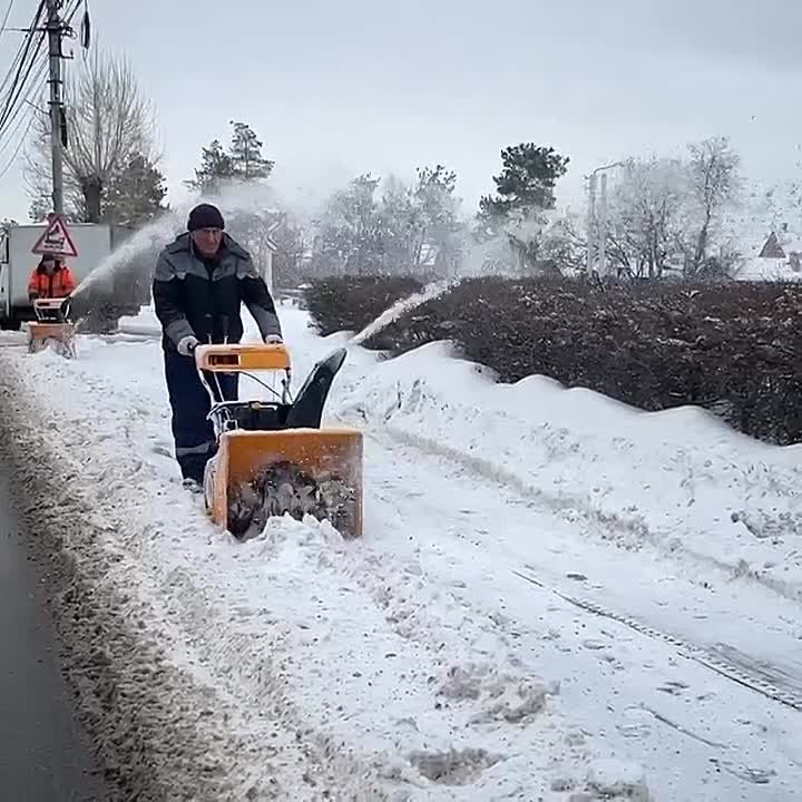 В уборке тротуарной сети города используем и малую механизацию